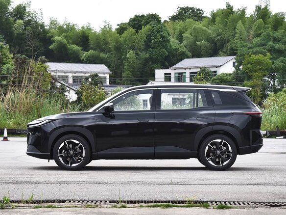 2026 Toyota bZ3X 50 kWh, чёрный - вид 3