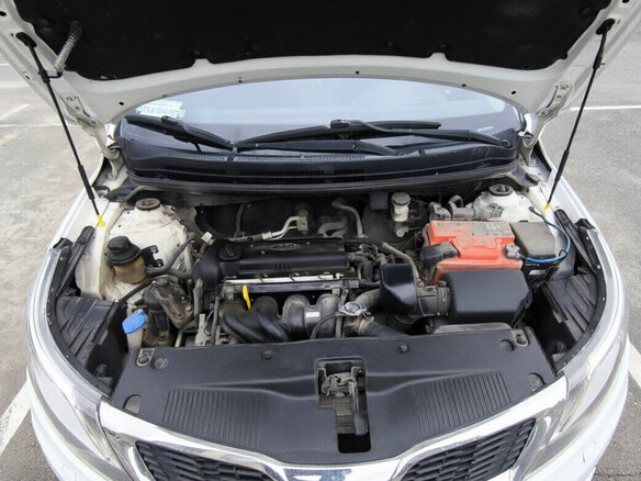 2014 Kia Rio 6-speed III, белый, 900000 рублей - вид 4