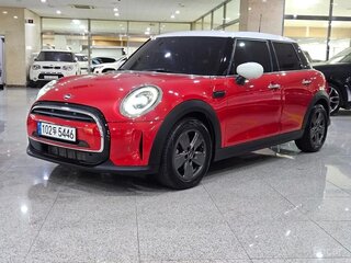 2022 Mini Hatch Cooper III (F55/F56) Рестайлинг 2, красный, 1784000 рублей, вид 1