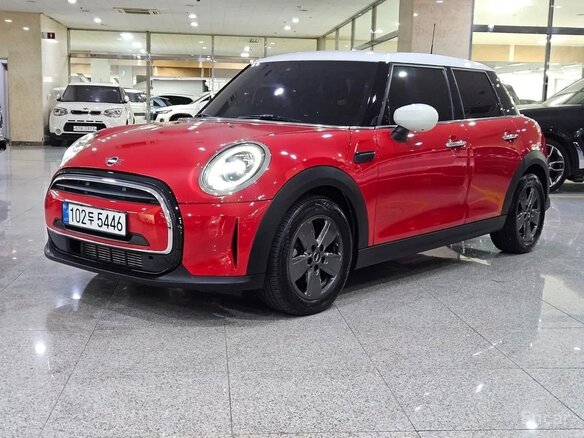 2022 Mini Hatch Cooper III (F55/F56) Рестайлинг 2, красный, 1784000 рублей