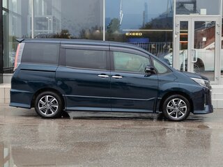 2018 Toyota Noah III (R80) Рестайлинг, синий, 2110000 рублей, вид 4