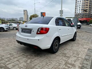 2009 Kia Rio II Рестайлинг, белый, 550000 рублей, вид 5