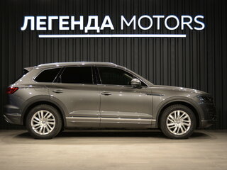 2019 Volkswagen Touareg III, серый, 5590000 рублей, вид 3