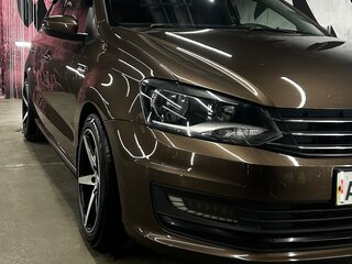 2018 Volkswagen Polo V Рестайлинг, коричневый, 1350000 рублей, вид 3