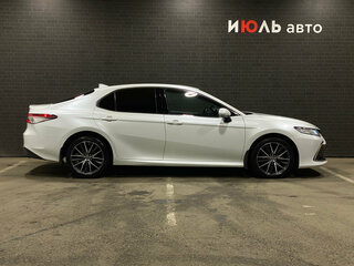 2021 Toyota Camry VIII (XV70) Рестайлинг, белый, 3150000 рублей, вид 4