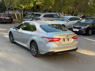 2021 Toyota Camry VIII (XV70) Рестайлинг, серебристый, 3500000 рублей, вид 4