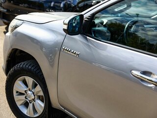 2015 Toyota Hilux VIII, серебристый, 2350000 рублей, вид 3