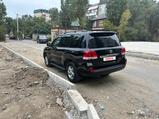 2010 Toyota Land Cruiser 200 Series, чёрный, 2450000 рублей, вид 4
