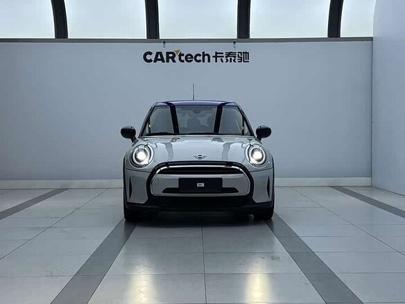 2023 Mini Hatch Cooper III (F55/F56) Рестайлинг 2, белый - вид 3