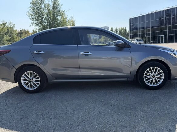 2019 Kia Rio IV, серый, 1450000 рублей - вид 1