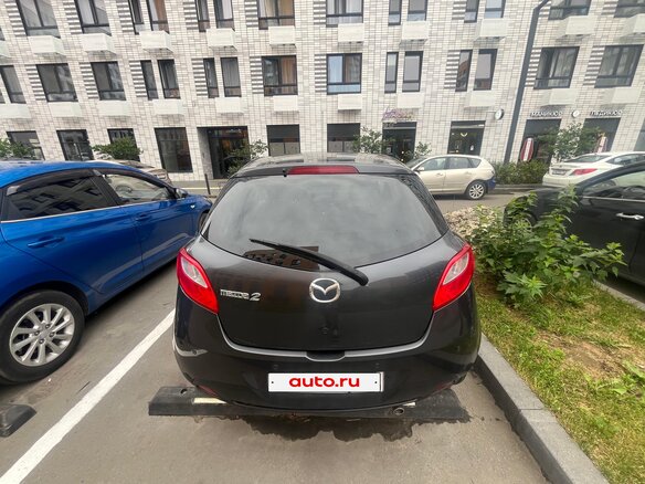 2013 Mazda 2 II Рестайлинг (DE2), серый, 900000 рублей - вид 2