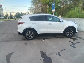 2019 Kia Sportage IV Рестайлинг, белый, 2450000 рублей, вид 4