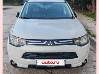 2013 Mitsubishi Outlander III, белый, 1400000 рублей, вид 3