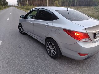 2013 Hyundai Solaris I, серебристый, 800000 рублей, вид 4