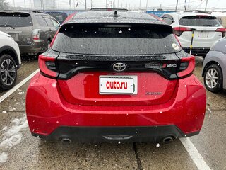 2021 Toyota Yaris IV, красный, 2865000 рублей, вид 5