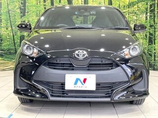 2023 Toyota Yaris IV, чёрный, 840300 рублей, вид 3