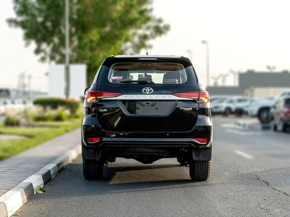 2025 Toyota Fortuner II Рестайлинг, чёрный, 5130000 рублей - вид 5