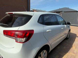 2015 Kia Rio III Рестайлинг, белый, 1350000 рублей, вид 4
