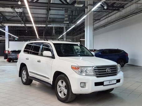 2012 Toyota Land Cruiser 200 Series Рестайлинг 1, белый, 2949000 рублей, вид 2