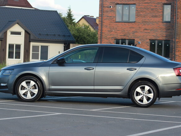 2018 Skoda Octavia III (A7) Рестайлинг, серый, 1700000 рублей - вид 6