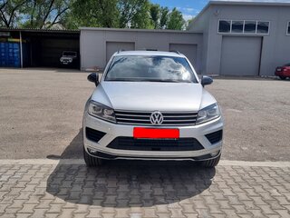 2017 Volkswagen Touareg II Рестайлинг, серебристый, 2590000 рублей, вид 1