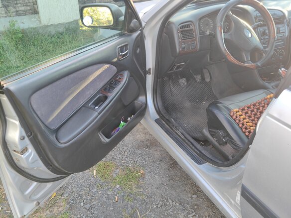 2001 Toyota Avensis I Рестайлинг, серебристый, 360000 рублей - вид 7