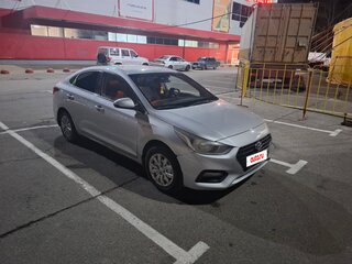 2017 Hyundai Solaris II, серебристый, 900000 рублей, вид 3