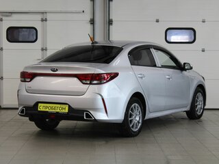 2021 Kia Rio IV Рестайлинг, серебристый, 1057000 рублей, вид 5