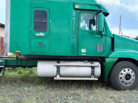 1998 Freightliner FLD, зелёный, 7000000 рублей - вид 6