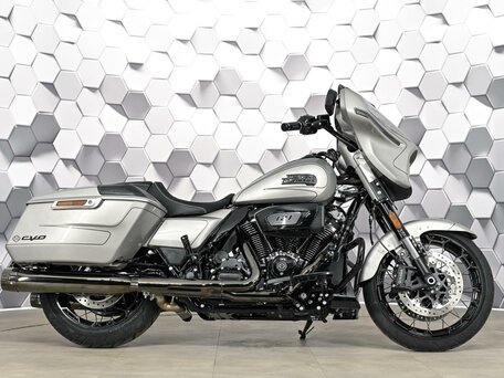 2023 Harley-Davidson CVO Street Glide, серый, 3899000 рублей, вид 3