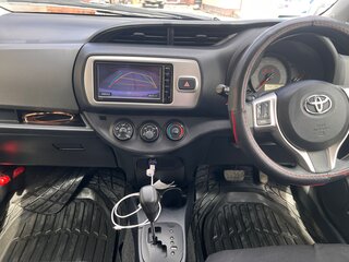 2015 Toyota Vitz III (XP130) Рестайлинг, белый, 800000 рублей, вид 4
