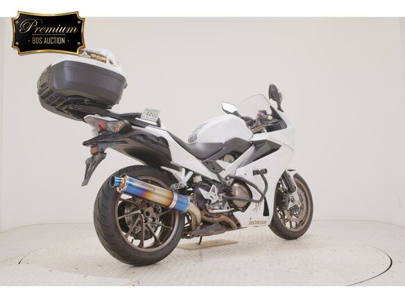 2016 Honda VFR 800, белый - вид 4