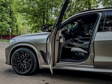 2021 BMW X5 M Competition III (F95), серый, 11500000 рублей, вид 5