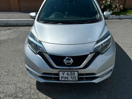 2020 Nissan Note II Рестайлинг, серебристый, 810000 рублей, вид 4