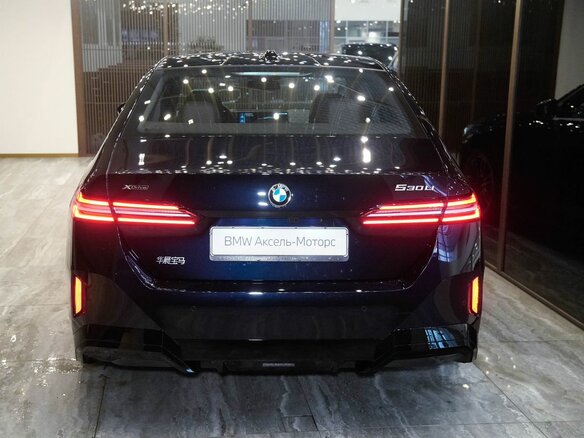 2025 BMW 5 серии Long 530Li xDrive VIII (G60/G61/G68), чёрный, 9000000 рублей - вид 4