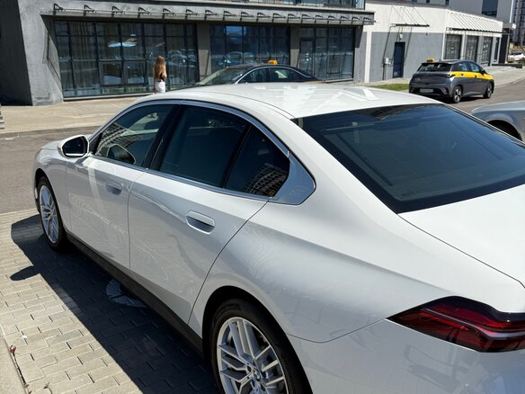 2023 BMW 5 серии 520i VIII (G60/G61/G68), белый, 5699000 рублей - вид 6