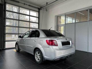 2010 Kia Rio II Рестайлинг, серебристый, 450000 рублей, вид 4