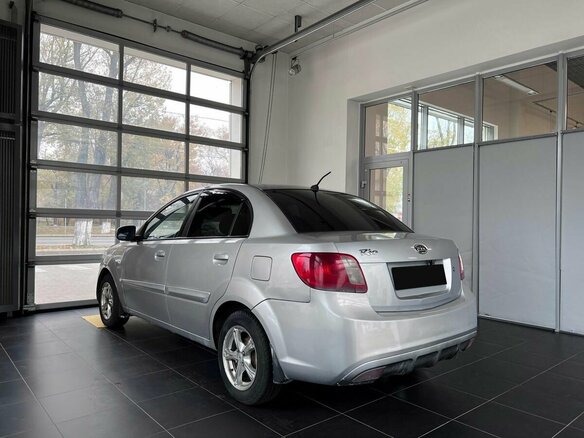 2010 Kia Rio II Рестайлинг, серебристый, 450000 рублей - вид 3