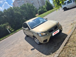 2011 Kia Rio II Рестайлинг, бежевый, 650000 рублей, вид 3
