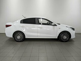 2020 Kia Rio IV, белый, 1290000 рублей, вид 4