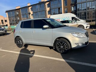 2011 Skoda Fabia II Рестайлинг, серебристый, 720000 рублей, вид 2