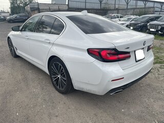 2022 BMW 5 серии 530i xDrive VII (G30/G31/G38) Рестайлинг, белый, 4350000 рублей, вид 4