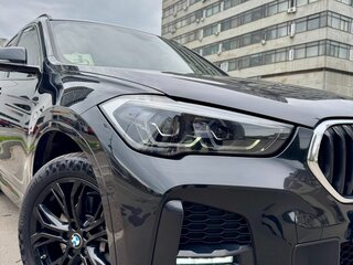 2020 BMW X1 20i xDrive II (F48) Рестайлинг, чёрный, 4150000 рублей, вид 4