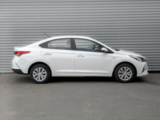 2022 Hyundai Solaris II Рестайлинг, белый, 1565000 рублей, вид 4
