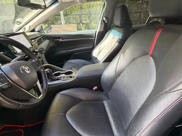 2021 Toyota Camry VIII (XV70), чёрный, 3800000 рублей - вид 10