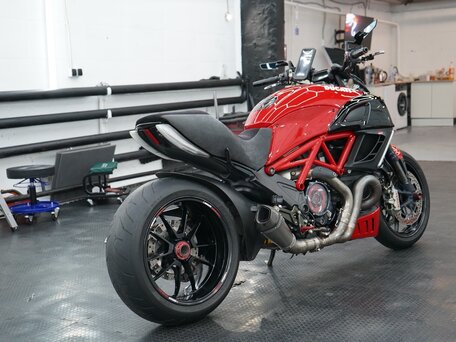 2011 Ducati Diavel, красный, 999999 рублей, вид 4