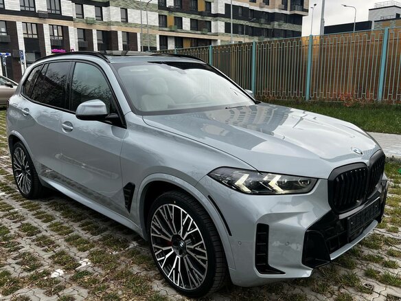 2024 BMW X5 40i IV (G05/G18) Рестайлинг, серый - вид 2