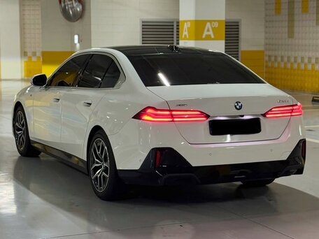 2025 BMW 5 серии 523d xDrive VIII (G60/G61/G68), белый, 7890000 рублей, вид 4
