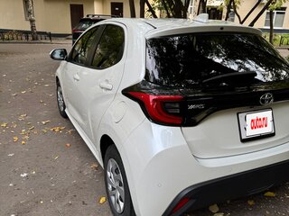 2021 Toyota Yaris IV, белый, 1599999 рублей, вид 5