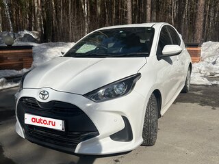 2020 Toyota Yaris IV, белый, 1100000 рублей, вид 2